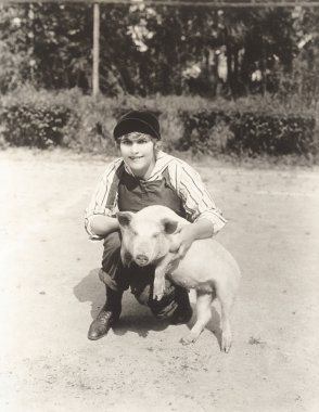 Ödül domuz tutan kadın