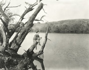 gövde üzerinde oturan genç adam