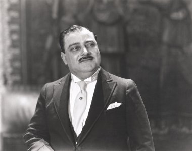 Olgun adam başka tarafa bakıyor.