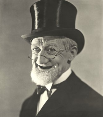 adam gülüyor