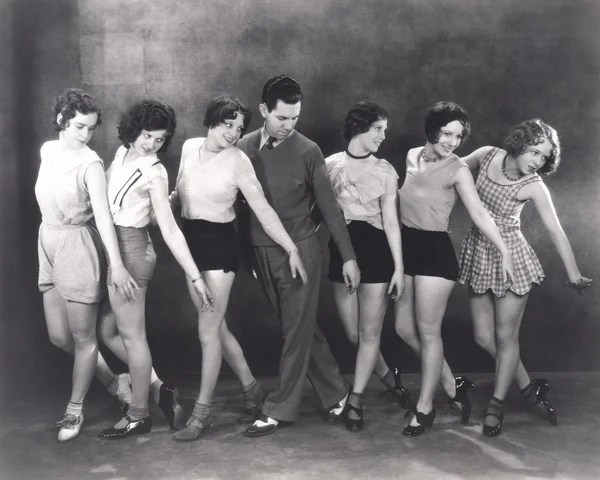Coreógrafo ensaiando com dançarinos — Fotografia de Stock