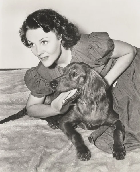 Mulher no chão com seu cão de caça irlandês — Fotografia de Stock