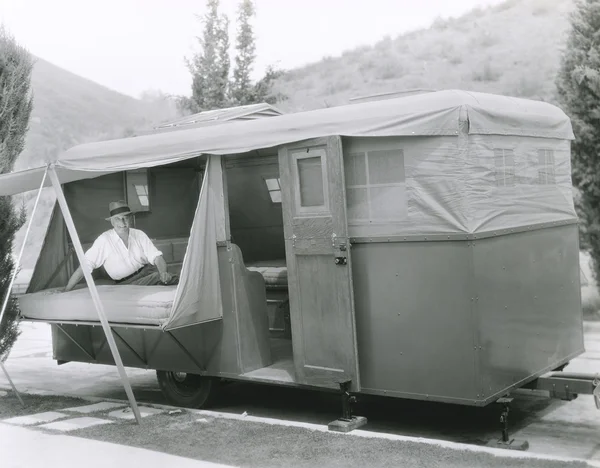 Homem acampar fora no trailer — Fotografia de Stock