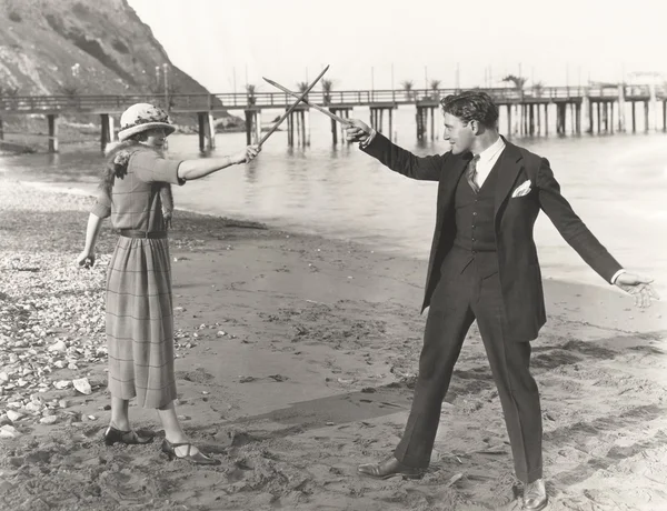 Man en vrouw imiteren strijd — Stockfoto