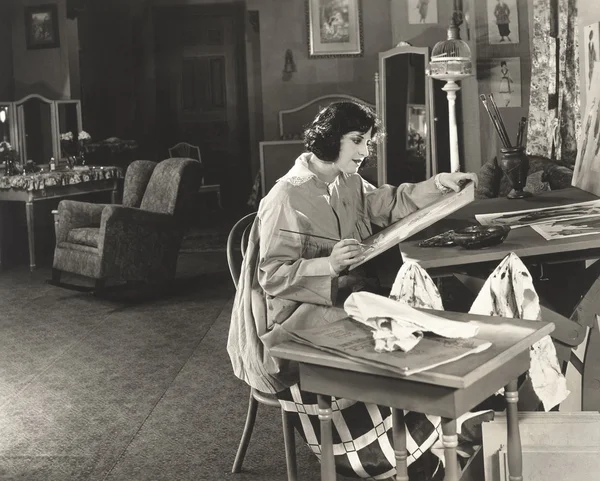 Γυναίκα ζωγραφική στο σπίτι — Φωτογραφία Αρχείου