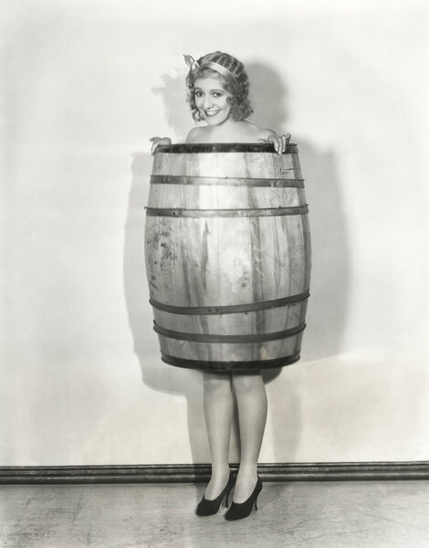 Женщина держит бочку
