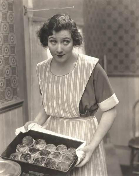 Mulher segurando rolos de jantar — Fotografia de Stock