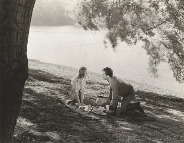 Mann und Frau beim Picknick — Stockfoto