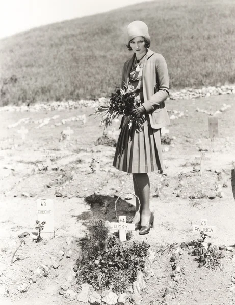 Nő látogató kisállat temető — Stock Fotó