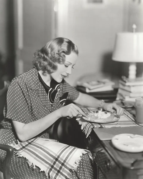 Vrouw eten fruitsalade — Stockfoto