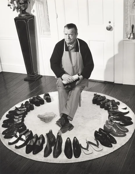 Зрілий чоловік чистить взуття — стокове фото