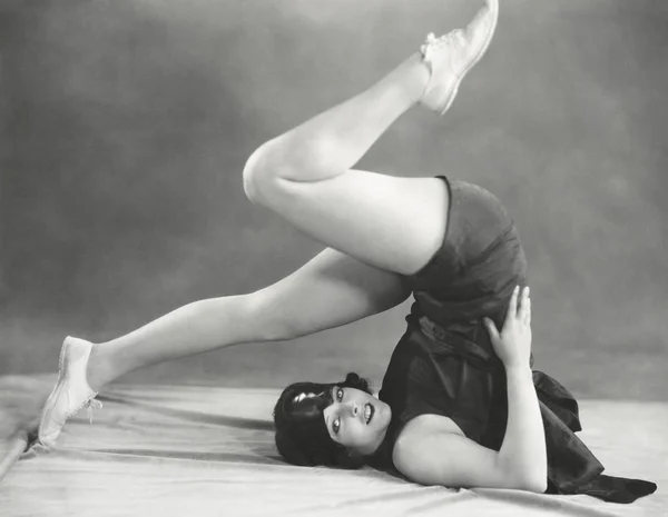 Ženy představují Začínáme do pluh jóga — Stock fotografie