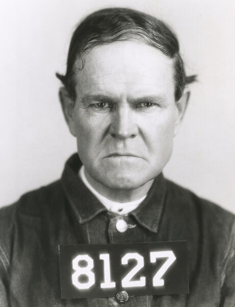 Человек с номерным знаком
