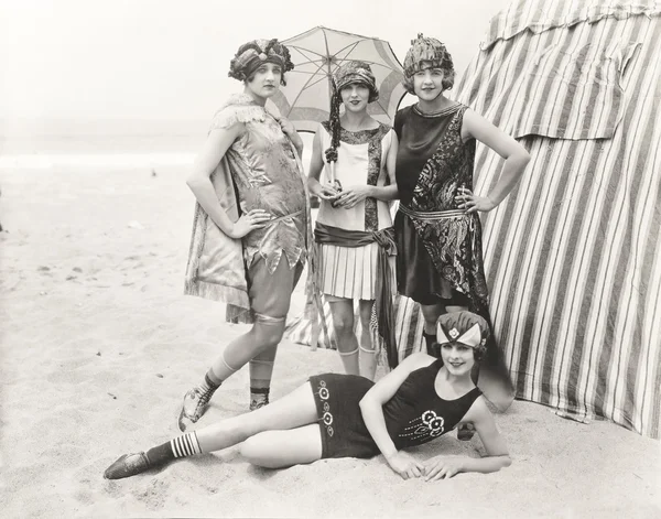 Donne In posa in spiaggia — Foto Stock