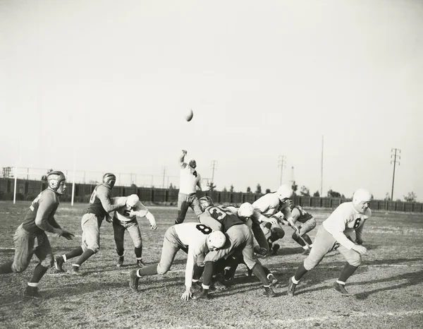 Homens jogando futebol — Fotografia de Stock