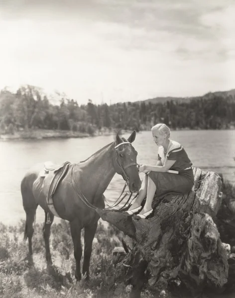 Vrouw en haar paard rusten — Stockfoto