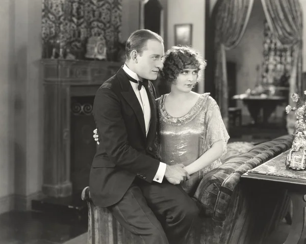 Couple assis sur le bord du canapé — Photo