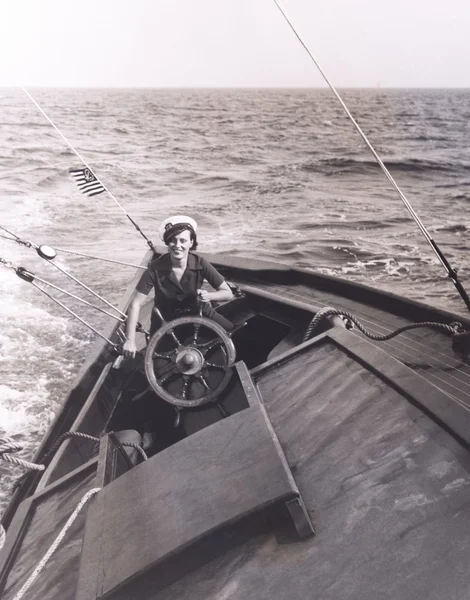 Jeune femme souriant sur le bateau — Photo