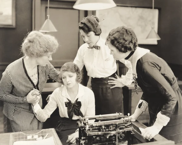 Γυναίκες παρήγορο ένα συν-εργαζόμενος — Φωτογραφία Αρχείου