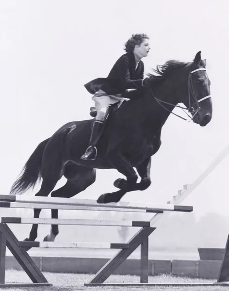 Donna Show jumping . — Foto Stock