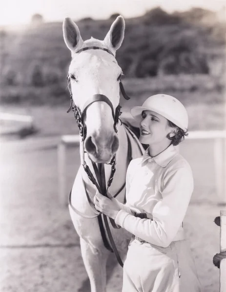 Mujer con caballo blanco — Foto de Stock