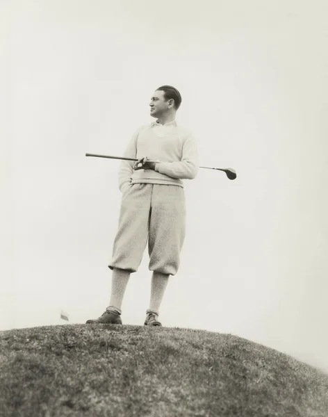 Одинокий гравець у гольф стоячи — стокове фото