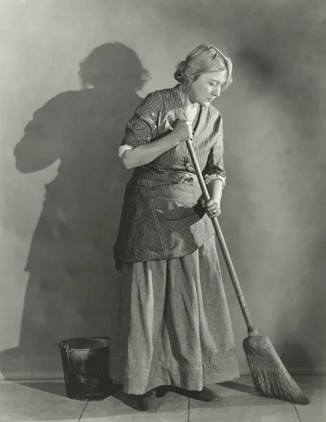 Woman sweeping floor — Stock Photo, Image