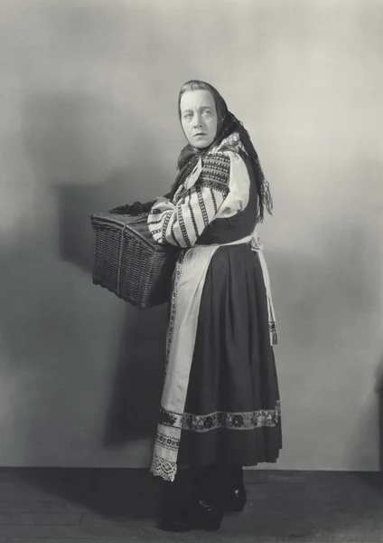 Kobieta prowadzenia koszyka — Zdjęcie stockowe