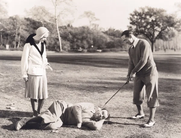 Homem deitado no campo de golfe — Fotografia de Stock