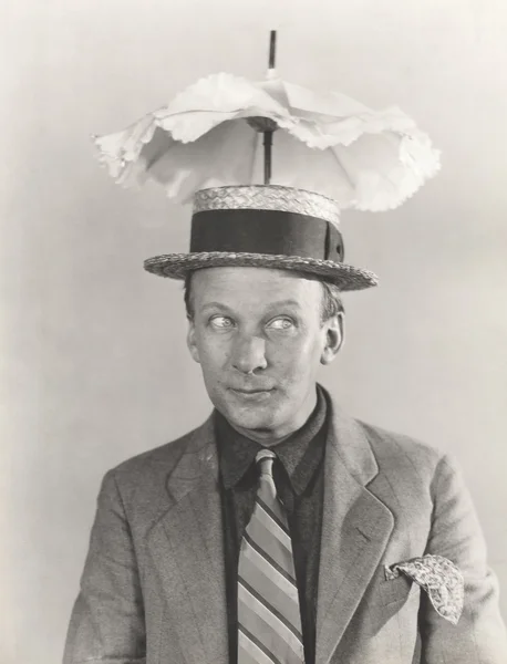 Man dragen bizarre hoed — Stockfoto