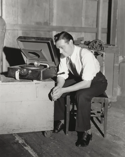 Άνθρωπος ακούγοντας φορητό γραμμόφωνο — Φωτογραφία Αρχείου