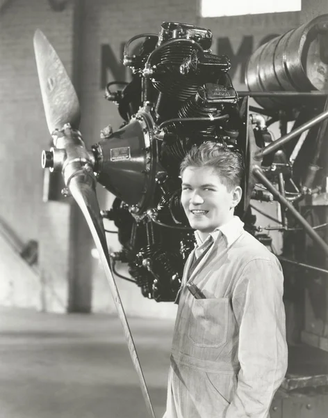 Mechanik stojący obok śmigło — Zdjęcie stockowe