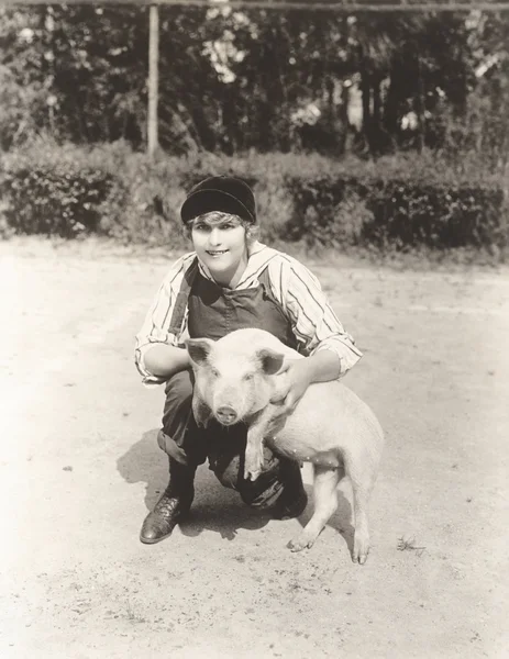 Ödül domuz tutan kadın — Stok fotoğraf