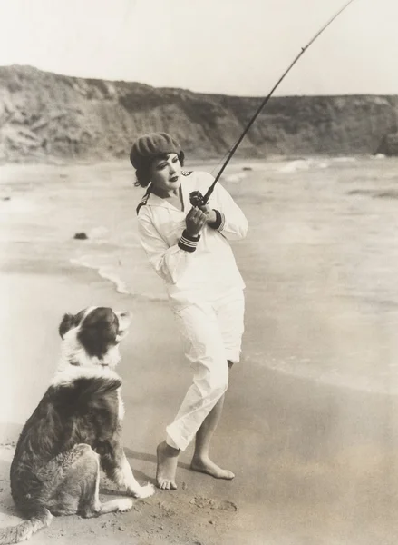 Donna pesca in spiaggia — Foto Stock