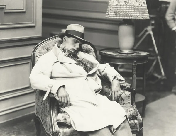 Homme dormant dans une chaise — Photo