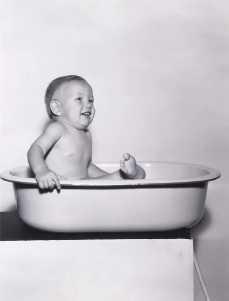 Baby sitting dans la baignoire — Photo