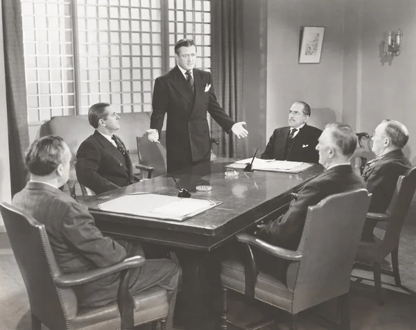 Homens de negócios conversando na sala de bordo — Fotografia de Stock