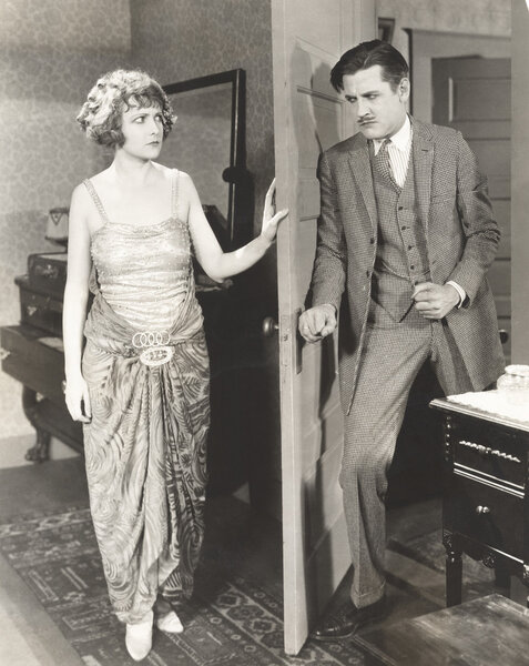 Человек входит в дверь
