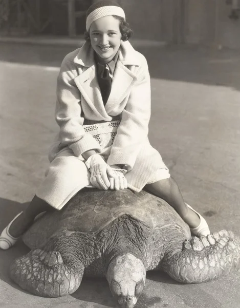 Menina sentada na tartaruga — Fotografia de Stock