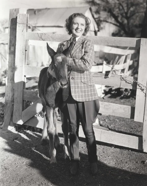 Donna sorridente e cavallo — Foto Stock