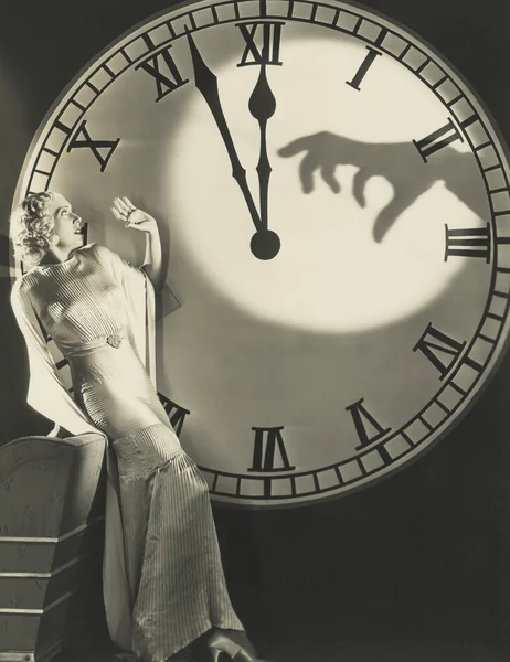Γυναίκα να στέκεται κοντά ρολόι — Φωτογραφία Αρχείου