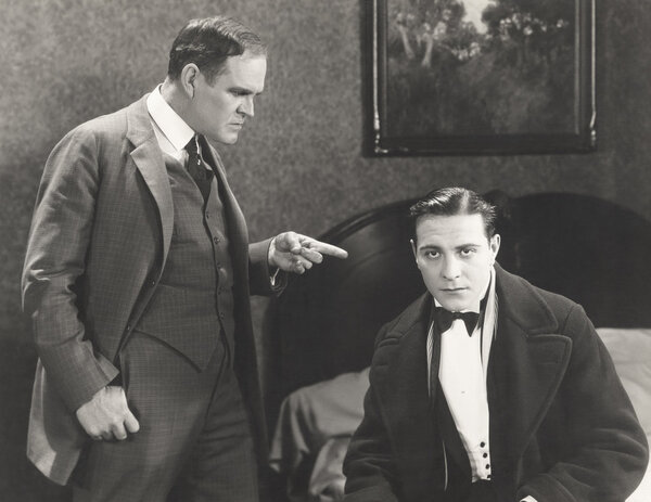 Человек указывает пальцем
