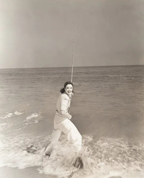 Giovane donna pesca — Foto Stock