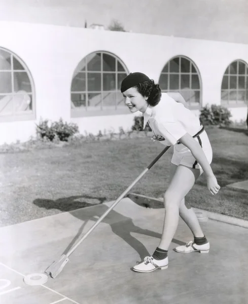 Donna che gioca shuffleboard — Foto Stock