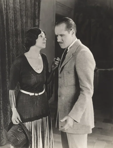 Man en vrouw aan het praten. — Stockfoto