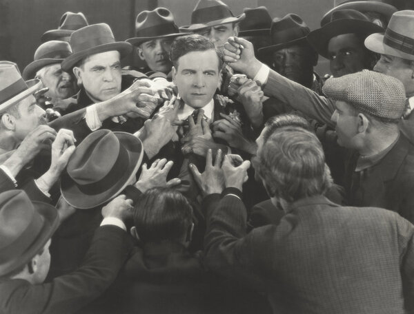 Сцена мафии. насильственное поведение
