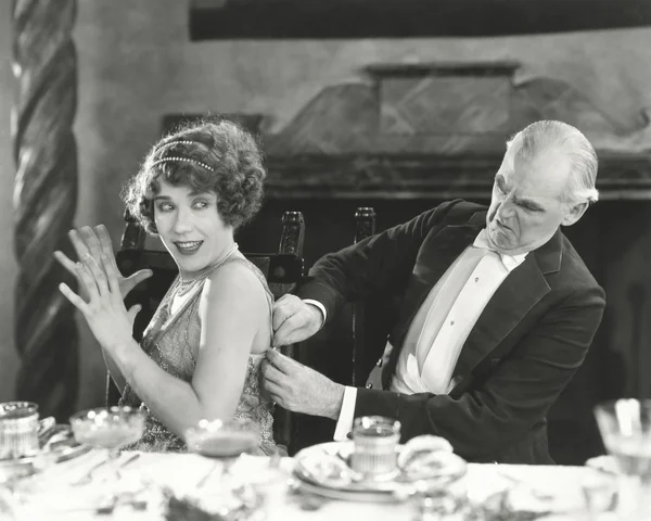 Mann und Frau sitzen am Tisch — Stockfoto