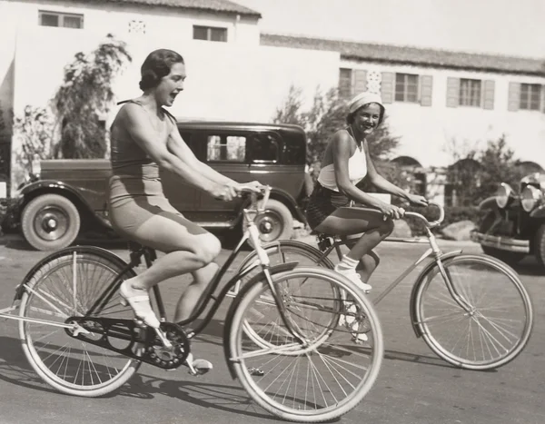 Vrouw met fiets rijden plezier — Stockfoto