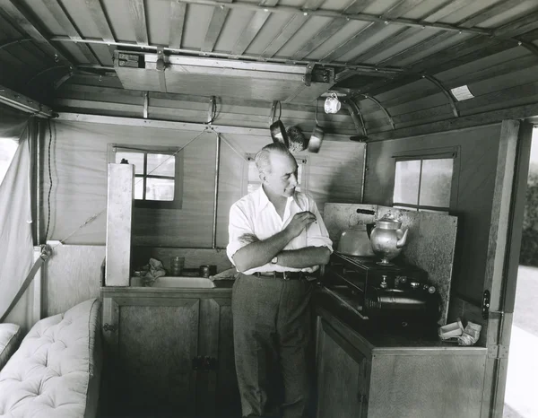 Homem preparando chá — Fotografia de Stock