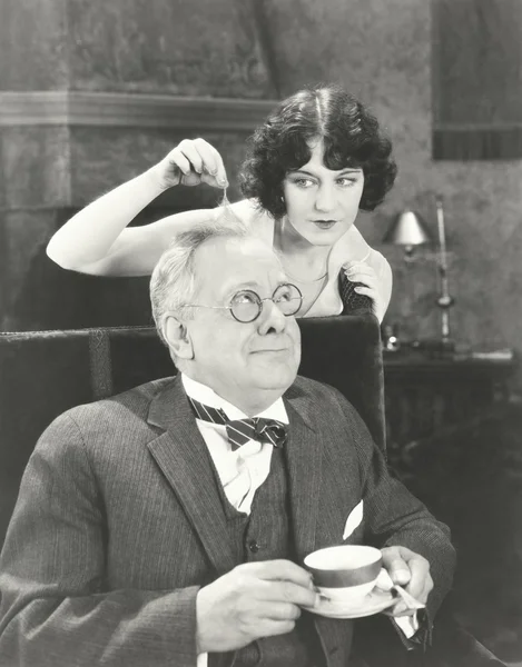Hombre sosteniendo taza de té — Foto de Stock